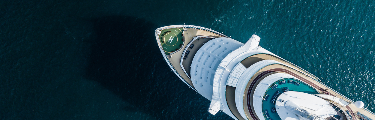 adobestock 203035795 aerial view cruise ship (1)