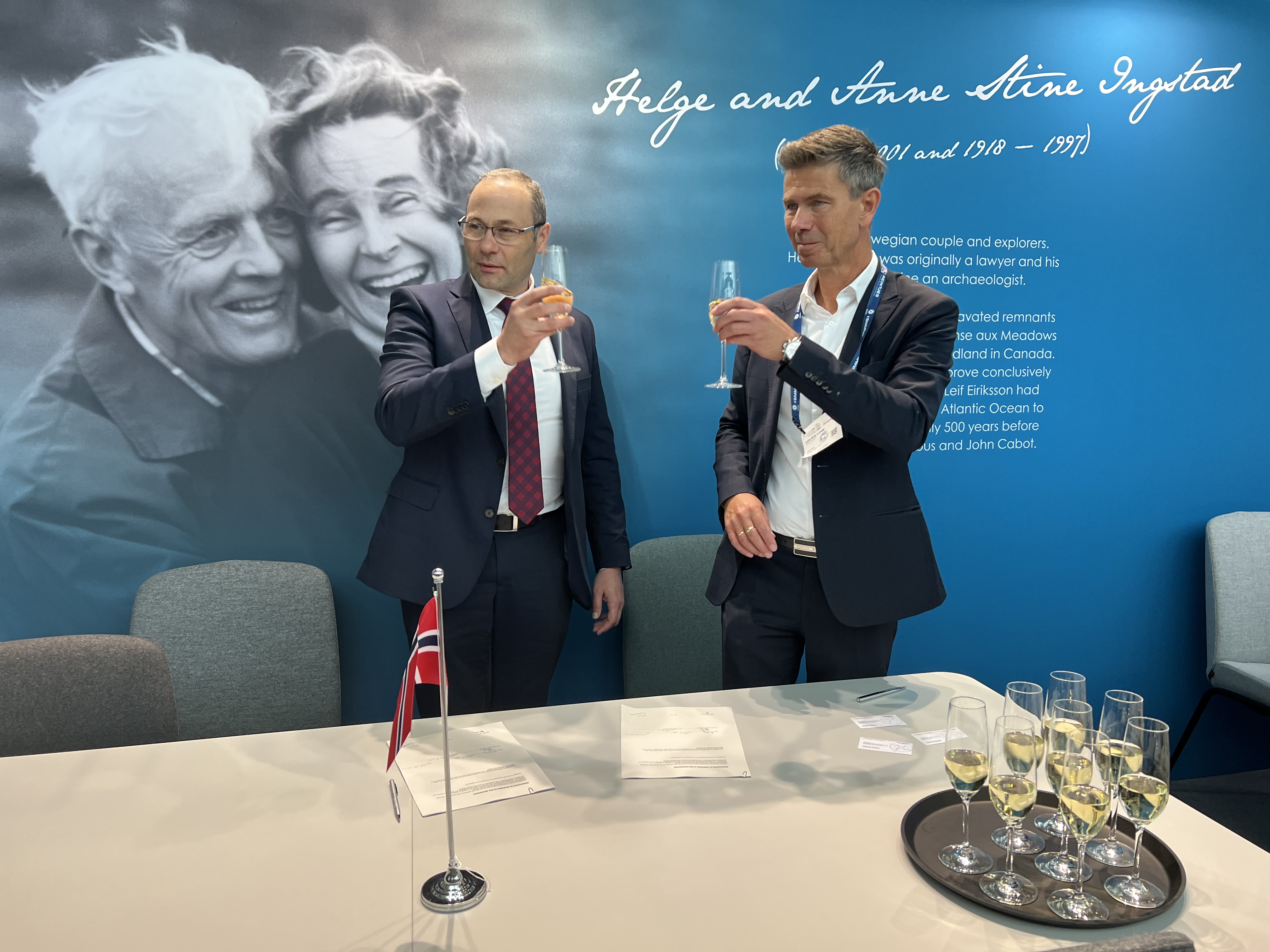 Celebrating the contract Andrzej Madejski (to the left) and Lars Erik Lunøe (to the right)